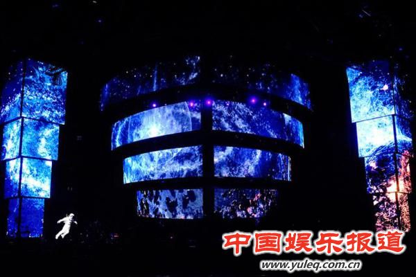 周杰伦上海开唱 要把歌迷带到外层空间